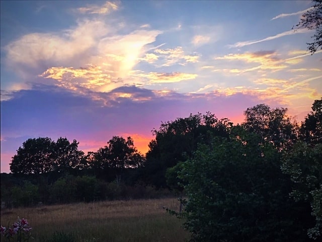 Een kleurrijke zonsondergang te zien vanaf onze natuurcamping rondom Diever. 