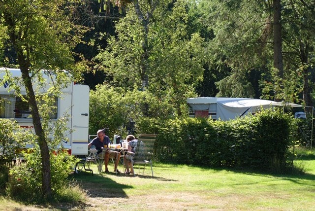 Een ouder stel ontbijt op onze camping vlak bij Dwingeloo.